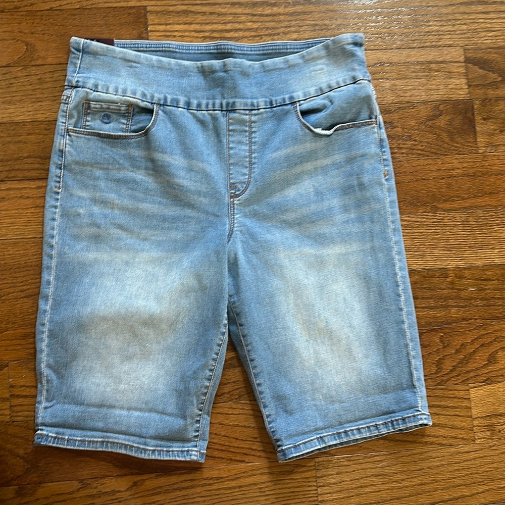 Women Jean shorts . Gloria Vandervert.